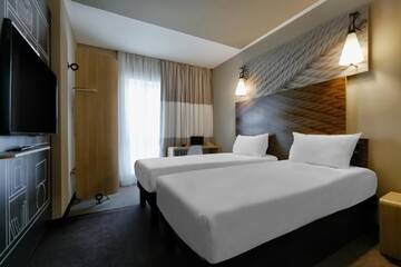 Фото номера Улучшенный двухместный номер с 2 отдельными кроватями Отель Ibis Aktobe г. Актобе 2